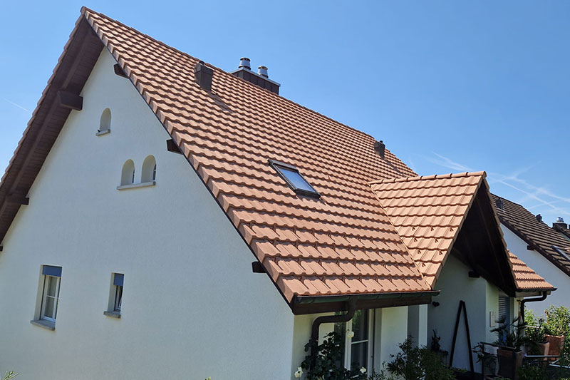 Eine regelmässige Wartung vermeidet teure Reparaturen und verlängert die Lebensdauer Ihres Daches.